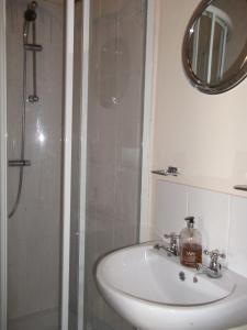 红山Hathway House Accommodation的浴室配有盥洗盆和带镜子的淋浴