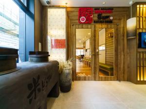 Super Hotel Premier Osaka Honmachi Ekimae Natural Hot Springs的电视和/或娱乐中心