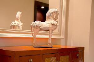 柏林柏灵奎汀设计酒店的镜子前梳妆台上骆驼的雕像