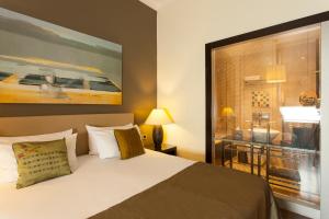 柏林柏灵奎汀设计酒店的一间卧室设有一张床和一个大窗户
