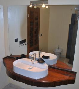 Dzamandzar恩茨尔拱门酒店的一间带两个盥洗盆和大镜子的浴室
