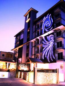 Thung Song麦特罗SPA酒店的一座建筑,上面画着一幅波浪