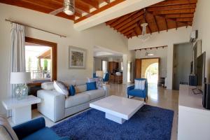 库克里亚Villa UNIDERA的客厅配有白色沙发和蓝色地毯。