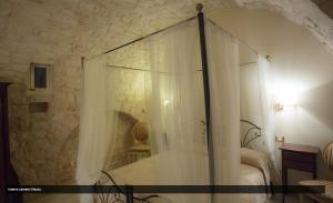 图里La Dolce Vite的一间卧室配有一张带窗帘的床