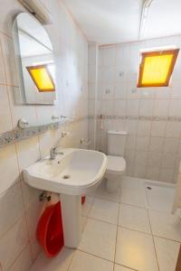 凯麦尔花卉别墅公寓的白色的浴室设有水槽和卫生间。