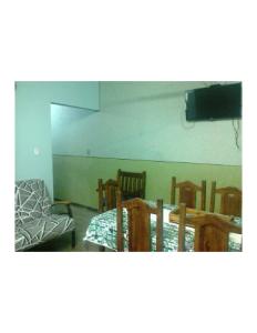 里约热内卢Hostel Jandira的配有桌椅和电视的客房