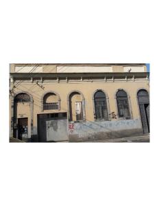 里约热内卢Hostel Jandira的一座在建筑的一侧涂有涂鸦的旧建筑