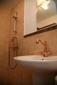 桑丹斯基克洛希奥精品酒店的浴室水槽设有水龙头和镜子