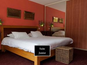 尼伊圣乔治拉根迪霍梅尔酒店的一间卧室配有一张床和镜子,小型套房标志