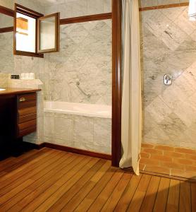 尼伊圣乔治拉根迪霍梅尔酒店的带浴缸、水槽和淋浴的浴室