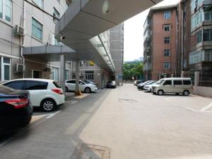 焦作锦江之星焦作建设路酒店的停在停车场的一帮车