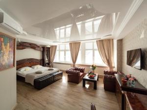 萨马拉莫亚酒店的一间卧室配有一张床、一张沙发和一张桌子