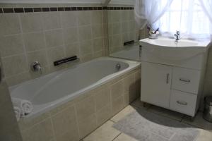 伊登维尔3阁楼宾馆的带浴缸和盥洗盆的浴室