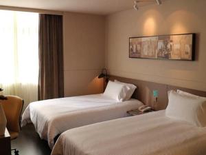 西宁锦江之星品尚西宁五四西路新华联广场酒店的酒店客房设有两张床和窗户。