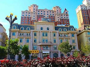 西宁锦江之星品尚西宁五四西路新华联广场酒店的一座拥有许多高楼的大型建筑