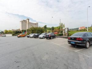 苏州锦江之星苏州石湖国际教育园酒店的停在停车场的一排汽车