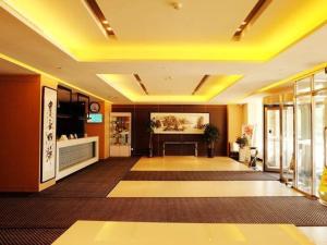 四平锦江之星四平平东大路万达广场酒店的大房间设有黄色的天花板和客厅