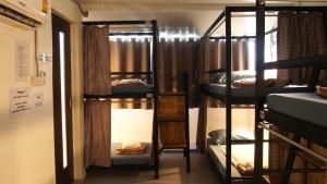杜布敦蒙旅舍客房内的一张或多张双层床