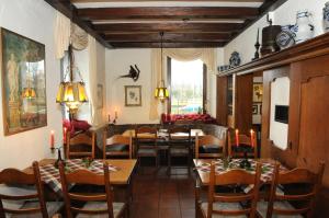 莱茵河畔的宾根幸福酒店的用餐室配有桌椅和蜡烛
