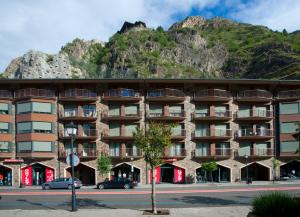 卡尼略Andorra4days Canillo的一座大建筑,背景是一座山