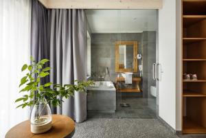 扎科帕内Villa Nova的带淋浴、盥洗盆和卫生间的浴室