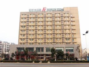 连云港锦江之星连云港高铁站前广场酒店的一座大型建筑,上面有生命极限标志