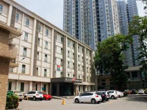 西安锦江之星西安建国门酒店的停车场内停放汽车的大型建筑