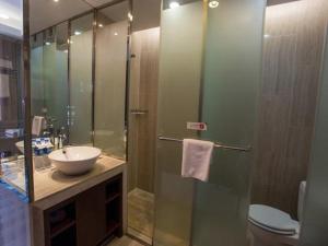锦江都城福州金融街万达广场酒店的一间浴室