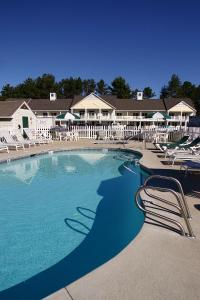 北康威金阁旅馆的度假村内带躺椅的大型游泳池