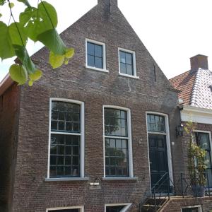 斯塔福伦De olde banck的砖屋,有四扇窗户和黑门