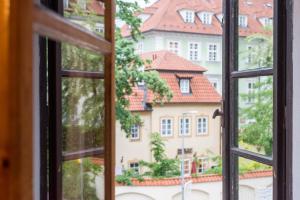 布拉格潘森迪恩珍赫佛酒店的享有大楼景致的开放式窗户