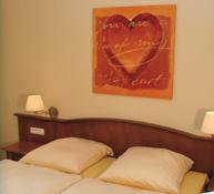 希尔克道夫希尔克道夫酒店的卧室配有一张位于墙上的床铺。