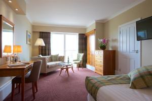 卡诺斯蒂卡诺斯蒂高尔夫“定制酒店“的一间酒店客房,一间设有一张床和一张书桌