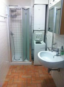 CupramontanaVilla Nunzia的带淋浴和盥洗盆的浴室