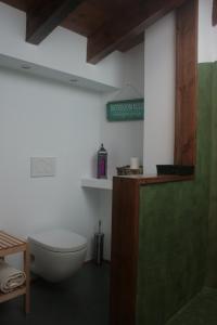 EsteponaLa Casita的一间带卫生间的浴室和墙上的标志