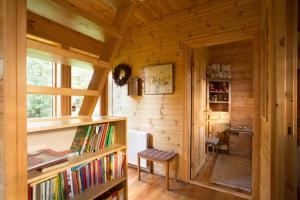 惠拉盖尔济Beautiful Cottage in Hveragerdi的小木屋内的一个房间,设有书架