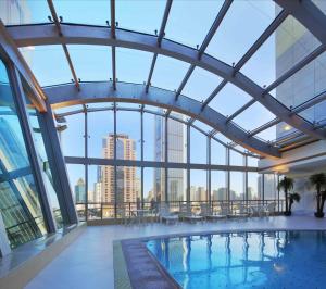 上海上海城市酒店的一座享有城市美景的建筑中的游泳池