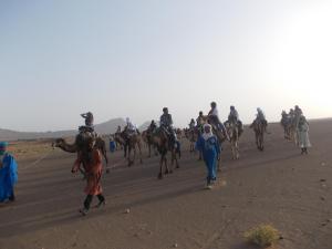 扎古拉Bivouac Draa的一群人骑着马在土路上