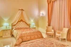 托雷圣苏桑纳费罗康蒂城堡住宿加早餐旅馆的一间卧室配有一张带天蓬的大床