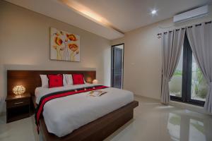 坎古坎古普里别墅酒店的一间卧室设有一张大床和一个窗户。