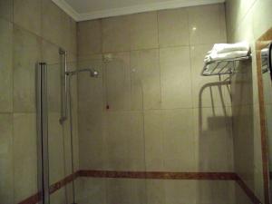 里斯本多姆桑丘一世酒店的浴室里设有玻璃门淋浴
