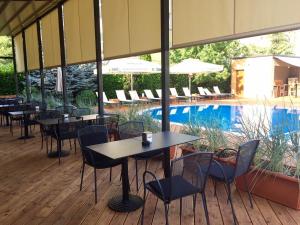 克尔贾利博贝利空酒店的池畔餐厅,配有桌椅