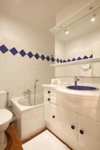 昂蒂布马塞纳街15号公寓的白色的浴室设有水槽和卫生间。