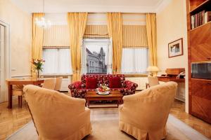 布拉格布拉格维塔纳酒店的客厅配有沙发和桌椅