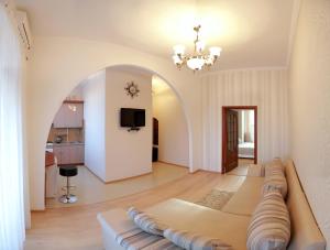尼古拉耶夫洛托斯公寓的客厅中间设有沙发