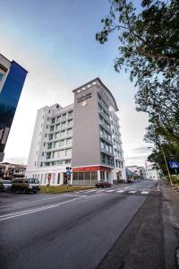 Kuala Belait奇奥加酒店的一条城市街道上的白色大建筑