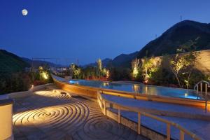 日光鬼怒川温泉酒店的夜晚有灯的长凳