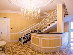 DubovtsyHotel Grand Aristocrate的吊灯房间中的楼梯