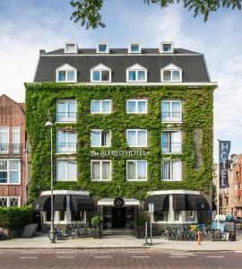 阿姆斯特丹阿尔弗雷德酒店的一座常春藤覆盖的建筑,与同一家酒店