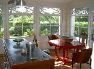 BeurlayMaison Lépie的厨房配有桌椅和窗户。